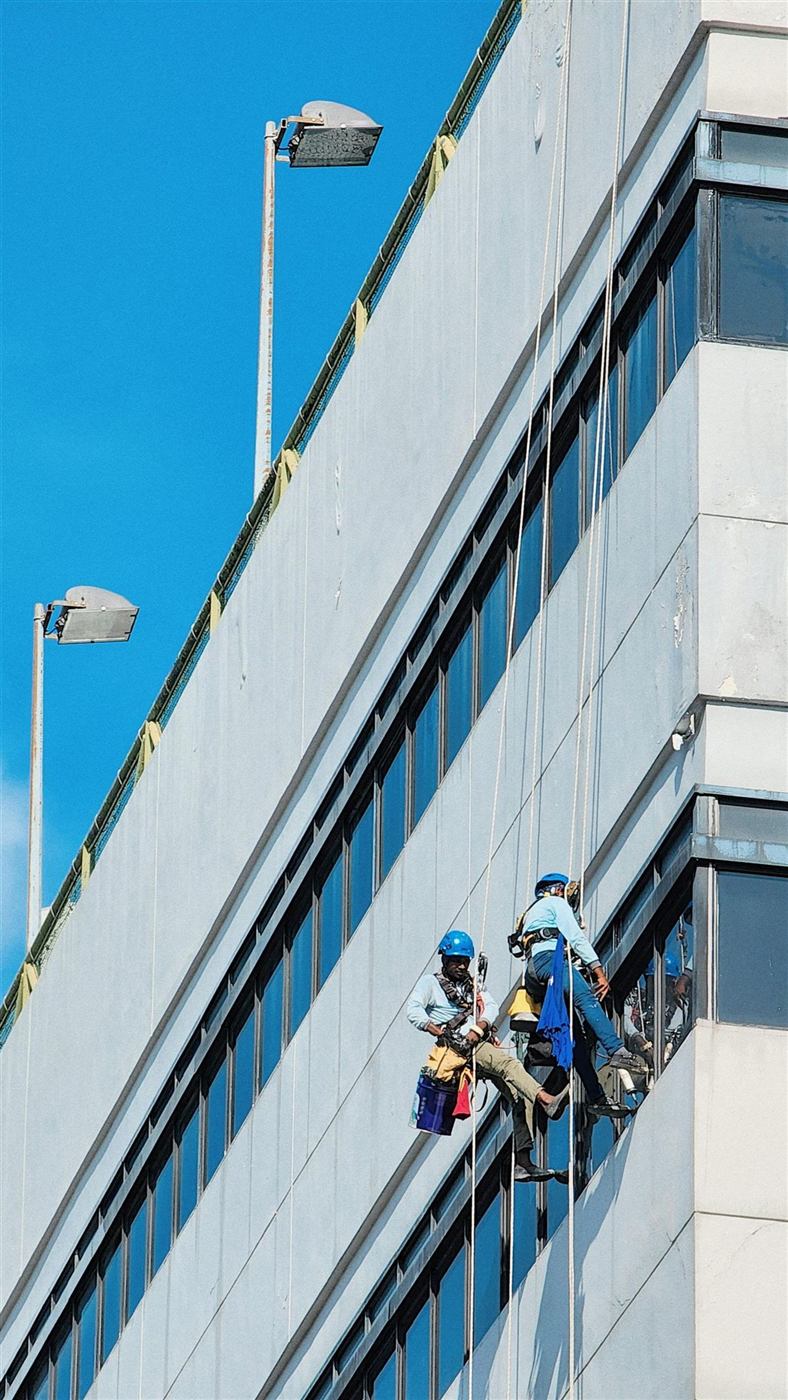 Profi-Fassadenreinigung an Hochhaus mit Seilzugang
