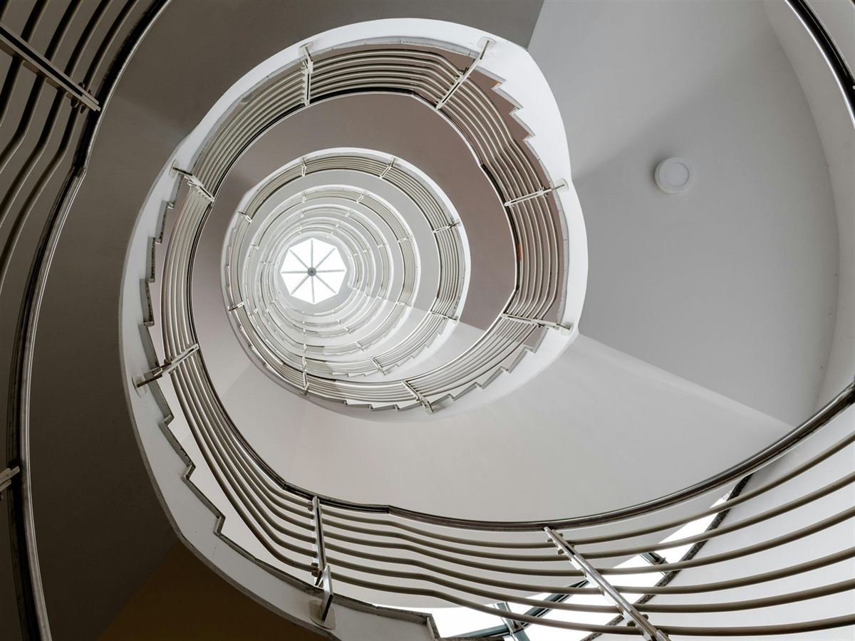 Saubere Wendeltreppe im Wohnhaus